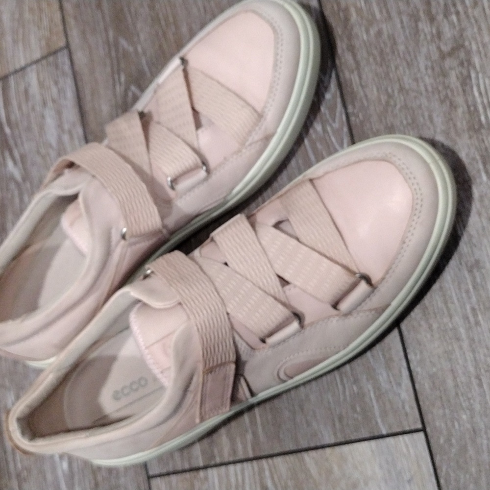 Ecco womens pink leather sneakers. Size 9.5